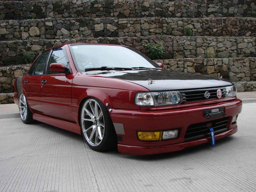 Nissan Tsuru 2013 con estilo tuning y modificaciones