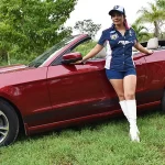 Kelly, una Mustang Girl y su brioso muscle car