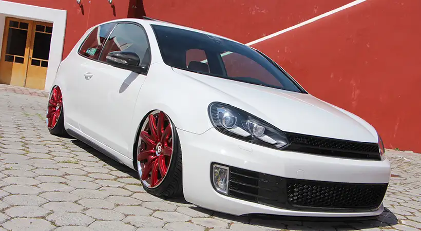 Low society, un Volkswagen Golf GTI 2011 con mucho piso